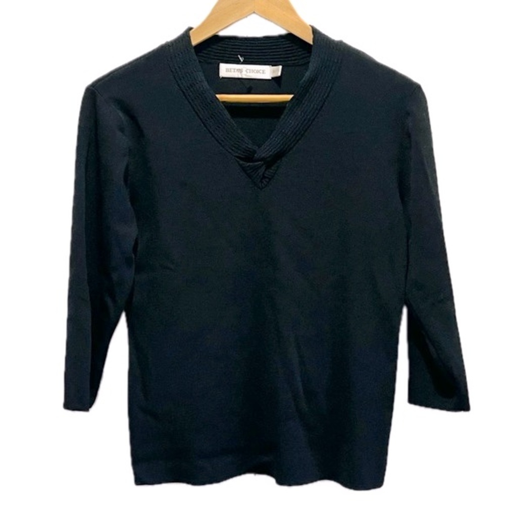 Sz.M- V-neck w/Twist accent- Beta’s Choice